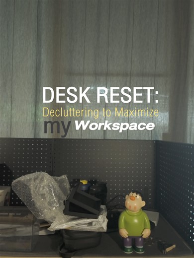 Desk Reset Decluttering to Maximize my Workspace ในที่สุด! หลังจากปล่อยให้โต๊ะทำงานกลายเป็นโบราณสถานมานาน วันนี้ฤกษ์ดีรื้อใหม่หมดจดจ้าาา ไฮไลท์คือถอยชั้นวางใหม่มาตั้งน้องกล้องตัวโปรดโดยเฉพาะ ดูดีมีระเบียบขึ้น 300% แถมได้พื้นที่คืนมาเพียบ ค่อยมีแรงปั่นงาน (หาเงินมาซื้อพร็อพเพิ่ม) หน่อย! พอของทุกอย่างมันอยู่ถูกที่ถูกทาง แล้วรู้สึกว่า Work... #WFH #graphicdesign #story #Freelance #Workspace