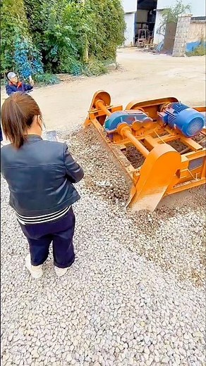 Devouring mountains of gravel in an instant! The orange monster machine shaking up the constructi...