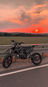 Street Rider 🌅🏍💨💨 #freestyle #motorcycle #AdrenalinaDeportiva #supermoto #motivation #ElegantStyle #revelation #streetstyle | Street Rider