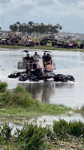 Big Buggy in this Swamp floats like a Boat #mudbog #offroad #mudslinging