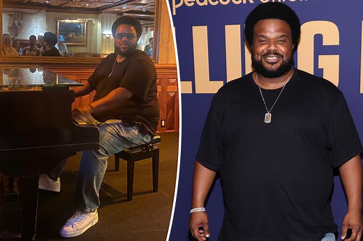Craig Robinson holds impromptu sing-along in Austin hotel lobby