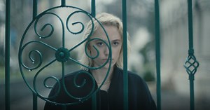 Que vaut Le Voyeur (Watcher), le film d’horreur avec Maika Monroe sorti en VOD ? [critique]