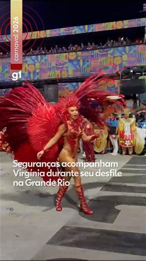 #Carnavalnog1 - Virginia Fonseca desfilou escoltada por seguranças na Marquês de Sapucaí durante a madrugada desta quarta-feira (18), em sua estreia como rainha de bateria da Acadêmicos do Grande Rio. Os guarda-costas vestiam camisas da escola ora com os dizeres “Diretor de Concentração”, ora escritos “Diretoria”. Alguns empurravam jornalistas e até desfilantes que tentavam se aproximar. A chegada da apresentadora e influenciadora ao Setor 1 foi tumultuada. Virginia deixou o camarote onde se arr