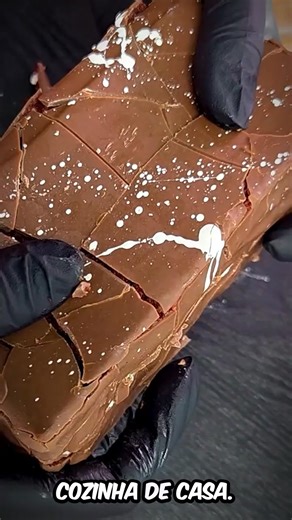 🚨 Atenção: o Brick Cake — o doce coreano que parece um tijolo por fora e um espetáculo por dentro — acabou de chegar ao Brasil. Enquanto milhares de vídeos já viralizam lá fora, quem tá pegando essa onda agora tá faturando com algo que ainda é novidade por aqui. 💡 E o melhor: você não precisa ser confeiteiro, não precisa investir alto, e nem entender de doces pra começar. O material completo te mostra passo a passo como fazer, apresentar e transformar essa tendência em renda de verdade. Mas at