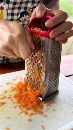 La ensalada de cocinando para vender INGREDIENTES Repollo Zanahoria Para el aderezo limon sal