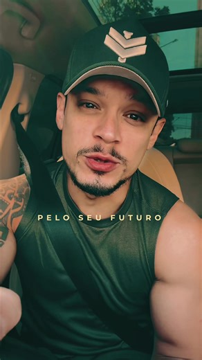 Tem gente que vive de replay. Conta a mesma história, exibe as mesmas conquistas, se apoia no que já foi… como se o passado ainda tivesse força pra sustentar o presente. Mas não tem. O mundo não se conecta com quem já chegou. Se conecta com quem ainda está indo. Orgulho demais do passado vira prisão. Te faz parar… enquanto todo mundo continua. Você não foi feito pra ser lembrança. Foi feito pra ser construção. As pessoas não seguem quem já venceu. Elas seguem quem ainda está em movimento. Então 