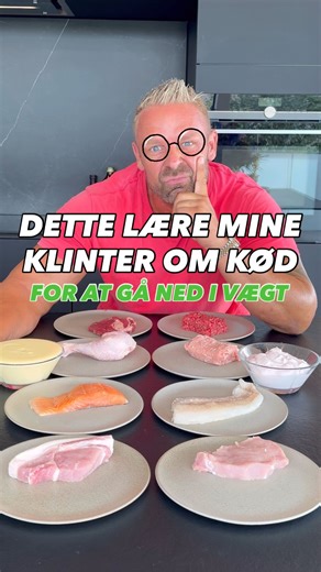 🚨 Derfor taber du dig ikke 🚨 🫵🏼 er du en Kvinde der gerne vil tabe sig? Så er der én ting, du SKAL tjekke: hvor meget protein du egentlig får 🤔💥 Jeg anbefaler mine klienter 100–150g protein om dagen for at give kroppen de bedste vilkår for vægttab og en strammet krop 💪🏼📉 I den her reel viser jeg forskellen på: 🍣 800 kcal protein fra 150g protein 🥩 2000 kcal protein fra 150 g protein Hint: Din vægt er ligeglad med om kalorierne kommer fra bøf eller laks… men dit kalorieregnskab er IKKE