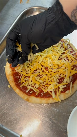 We made black pudding pizza 👀 #fblifestyle | Cattlemans Steakhouse