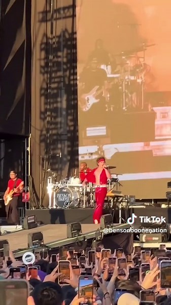 Benson Boone's Emotional Performance at Lollapalooza Chile