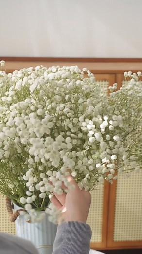 451K views · 3.9K reactions | Crafting a bundle of joy! ✨ Watch as I create an adorable small bouquet with daisies, baby's breath, and flower wrap paper.  #DIYBouquet #FloralMagic | FloralSupplies.com | Facebook