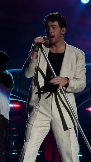 Nick Jonas Performing "Levels" Live in Concert