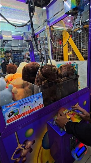 Babah and Naila playing with claw machines #trendingshort