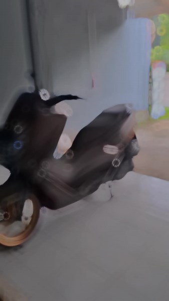 Modifikasi Yamaha NMAX: Stiker Gelap Coklat