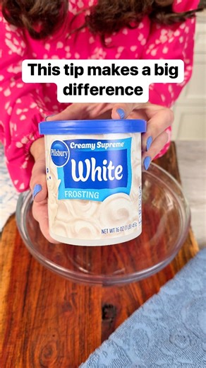 I use a mixer to fluff up store-bought icing and make it easier to work with 🧁#icing #frosting #cakeideas #cakedecorating | Liz & Jeff