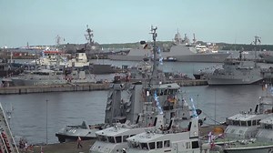 Ein besonderer Besuchermagnet der #KielerWoche ist das Open Ship Event der Bundesmarine. 13 Nationen präsentieren in diesem Jahr insgesamt 41 Schiffe und Boote. Auch das Flaggschiff der Deutschen Marine, die Fregatte Mecklenburg-Vorpommern, kann besichtigt werden. Letzte Gelegenheit um an diesem einmaligen Event teilzuhaben ist der kommende Mittwoch (21. Juni) – ab 13.30 Uhr heißt es dann an der Tirpitzmole wieder: Willkommen an Deck! | Kieler Woche