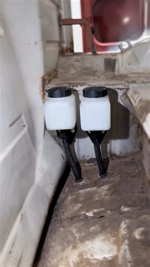 #uptop Remote Mount Brake Reservoirs 211611011Q Master Cylinder 211721205G Brake Push Rod 113611153A (x2) M/C connecting pipe 17” hard line, flared (x2) 260-11098 (x2) Wilwood Remote Reservoir Kits 1/2” Grommets (x4) Miscellaneous 6 mm bolt hardware. Take note: This bus has a 1-1/4” beam raise. You may have different position forward grommet holes. #dubfab #slamwise #wilwood #vwbus #splitbus #slammed #lowrider #deluxebus #splitbus #fuchs #vwtransporter #volkswagenbus #volkswagentransporter #vwva