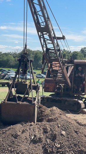 23K views · 152 reactions | Old excavator. Don’t know exactly what you’d call this machine! #earthmover #excavator #heavyequipment #heavyequipmentoperator #mining #bulldozer | Internal Combustion | Facebook