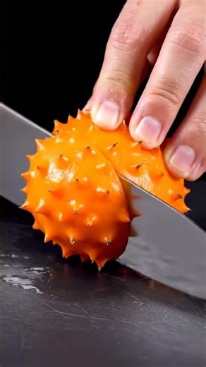It looks like an alien egg 👽🥚 but wait until you see what’s inside! #shorts #fruits #asmr #kiwano