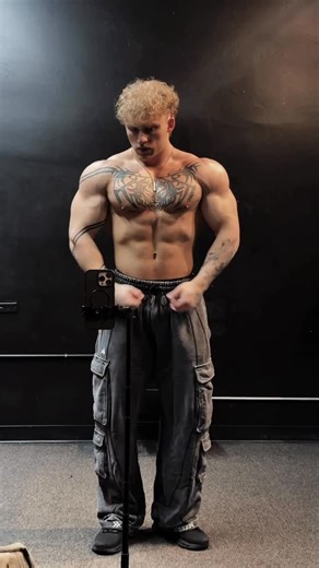 Jake “LATMAN” Leonard on Instagram: "Yeah LATMAN also works out • My 5-day split in my bio🤝 #latman #wings #bodybuilding"