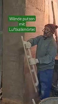 Wände verputzen, Kalkputz im Altbau, Luftkalkmörtel mit Kardätsche aufziehen