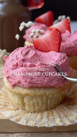 Champagne Cupcakes for New Year's Eve | Baking Recipe