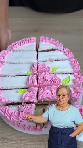 This is the correct way to cut the cake. | Recipes Only