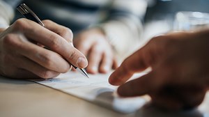 Avion, hôtel... Faut-il souscrire une assurance Covid ? | TF1 Info