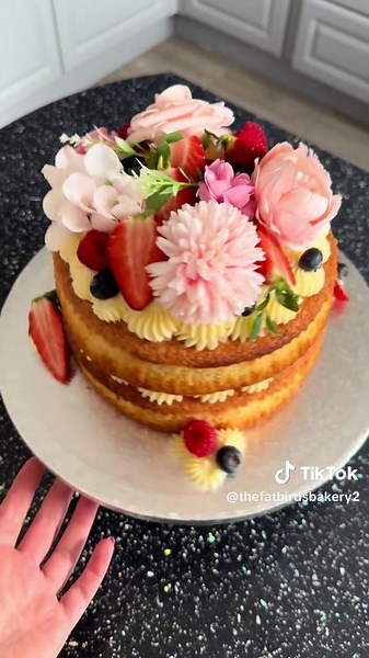 It’s finally staying to feel like spring and this cake is the definition ❤️😍🌸💕 Actually obsessed with this one ☝️ #spring #cake #f #fyp #baker