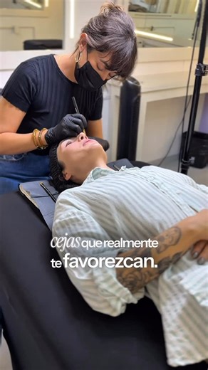 María José Velázquez Navarro on Instagram: "Microblading: qué es, cuánto dura y por qué importa con quién te lo haces. El microblading es una técnica de maquillaje semipermanente que se aplica pelo a pelo para definir, rellenar y dar forma a las cejas con un acabado natural. A diferencia del tatuaje tradicional, esta técnica usa pigmentos y herramientas finas que imitan el vello real. 🕒 ¿Cuánto dura? Entre 12 y 18 meses, aunque puede mantenerse hasta por 2 años dependiendo del tipo de piel y lo
