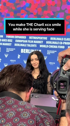 When it comes to ’mother‘ we don't know how to maintain journalistic professionalism. Sorry. THE @Charli XCX arrived in Berlin at @Berlinale to promote her mockumentary ‘The Moment’ alongside producer and friend Aidan Zamiri. The film will be released in German cinemas on February 19, 2026. Would you be starstruck too? ___________ Wenn es um „Mother“ geht, wissen wir nicht, wie wir unsere journalistische Professionalität bewahren sollen. Sorry. Charli XCX ist zur Berlinale nach Berlin gekommen, 