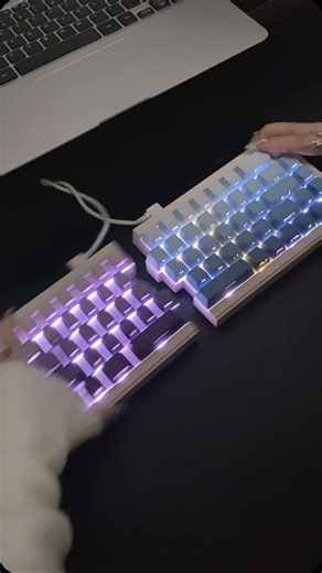 Worldgamingsetup | Minimalist split, amazing keyboard design 😱🥹 Dm me for info #gaming #keyboard #game | Instagram