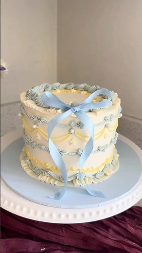 How to Decorate a Spring Vintage, Pastel Yellow and Blue Buttercream Cake #spring #cakedecorating