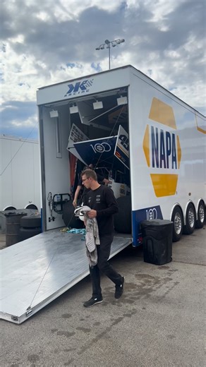 🤔 Will Kasey Kahne Racing’s streak of six national sprint car championships end tonight! The Big Cat Brad Sweet still has a shot. 🐅 | FloRacing