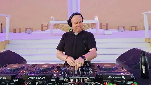Desde la misa hasta Ibiza, esta es la historia del Padre Guilherme, el sacerdote DJ