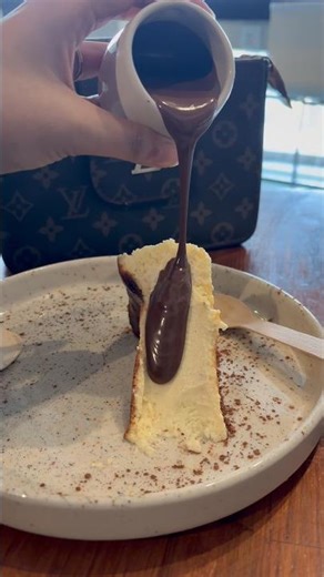 Yummlious Chese cake and aesthetic place #food #foddielover #foodreview #chesecake #foodforfoodies
