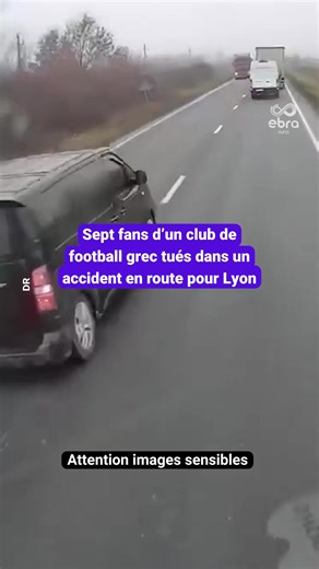 Sept supporters grecs du PAOK Salonique sont morts ce mardi 27 janvier sur une autoroute en Roumanie après une collision entre leur minibus et un camion. Les dix passagers devaient rejoindre Lyon et le Groupama Stadium pour le match de Ligue Europa jeudi soir. Le Premier ministre grec s’est dit « profondément choqué » par « le tragique accident ». #ebrainfo #sinformersurtiktok #tiktokfrance #roumanie #Paok