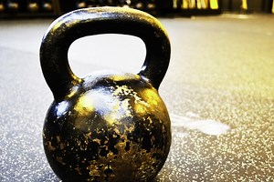 Entrenamiento con kettlebells o pesas rusas: una rutina full-body con siete ejercicios para trabajar todo tu cuerpo