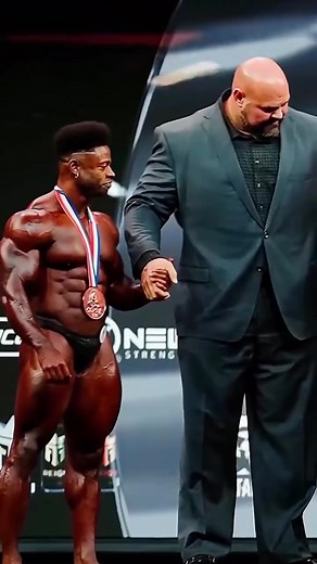 Strongmen vs Bodybuilders: A Comparison of Strength Styles