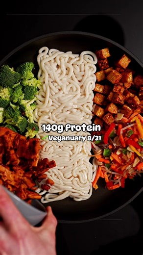 Quick&Creamy 10min. Crispy Chili Peanut Udon One-Pot 🤌 🌱Veganuary high protein recipe 8/31 🫶 Genau das richtige, wenn es schnell gehen muss. MUSST du ausprobieren wenn du das nächste Mal nicht viel Zeit zum kochen hast 💪 Wenn du manche Zutaten oder Geräte nicht kennst, kannst du dir einfach das “Zutaten und Equipment” Highlight auf meinem Profil anschauen. Dort findest du die Produkte die ich verwende in einer Liste zusammengefasst 🙌 Diese Peanut Udon Bowl könnte Teil deines Ernährungsplans