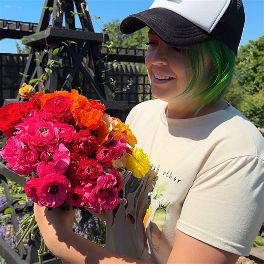 🪨😲 WOW! DIY Stone Flower Bed – a simple idea that will transform your garden 🌿✨ #flowerbed #diy #handmade #garden #stone #gardendecor #gardendesign #backyardideas #homedecor #gardening | Корисні Корисності