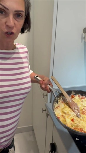Une recette simple, Ig bas et gourmande ? Je vous propose les œufs brouillés à ma façon 😎 Ici pour 5: 10 🥚 œufs 1 🧅 oignon blanc ou jaune 200 grammes de tomates 🍅 1 briquette de lait ou de crème de coco Si je peux je pompe avec du curry en poudre et des herbes Et vous comment pimperez vous?? #recette #recettesimple #igbas #adelineblondieau
