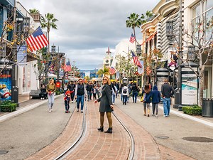 Why Everyone Comes to Shop and Hang Out at The Grove in Los Angeles - Travel Pockets