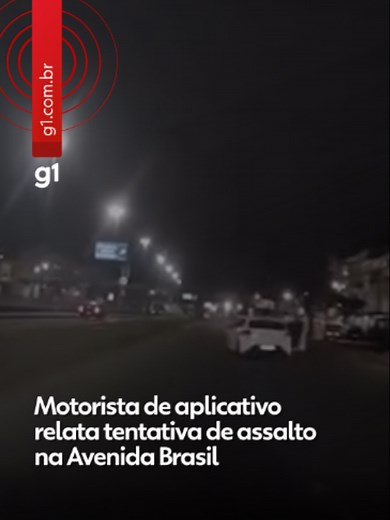 Rio de Janeiro - Um motorista de aplicativo relatou ter sofrido uma tentativa de assalto na madrugada desta quarta-feira (22) na Avenida Brasil, na altura de Guadalupe, Zona Norte do Rio de Janeiro. A câmera veicular registrou a ação. Segundo o condutor, 4 disparos atingiram o carro dele na fuga — ele não se feriu. De acordo com o relato, ele trafegava quase em frente ao Corpo de Bombeiros quando um Polo começou a cercá-lo. “Aparentemente, no carro, eu vi 2 pessoas: o motorista e esse outro que