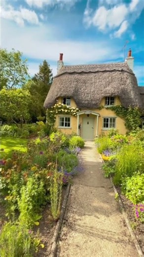 This Fairytale Cottage in England Looks Like a Dream✨#england #englishcountrysid #usashorts #travel