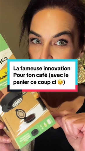 cette innovation est juste géniale. Des capsules réutilisables avec un système de remplissage hyper simple, propre et rapide. • Remplissage en environ 15 secondes • Compatible machines Senseo • Tu choisis ton café moulu préféré • Capsule réutilisable plus de 1000 fois • Système de fermeture coulissant, sans prise de tête • Beaucoup moins de déchets qu’avec les capsules jetables Clairement une super alternative pour faire des économies, réduire les déchets et continuer à se faire un bon café ☕ Pa