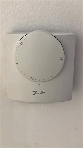 Još uvek koristite stari termostat? 🔥 𝐕𝐫𝐞𝐦𝐞 𝐣𝐞 𝐳𝐚 𝐩𝐚𝐦𝐞𝐭𝐧𝐮 𝐤𝐨𝐧𝐭𝐫𝐨𝐥𝐮 𝐠𝐫𝐞𝐣𝐚𝐧𝐣𝐚 — 𝐝𝐢𝐫𝐞𝐤𝐭𝐧𝐨 𝐬𝐚 𝐭𝐞𝐥𝐞𝐟𝐨𝐧𝐚. 📱 U ovom videu prikazujemo kompletnu zamenu starog termostata i montažu novog baterijskog pametnog Wi-Fi termostata na dodir, kao i testiranje rada u realnom vremenu. Omogućava: ✨ daljinsko podešavanje temperature preko aplikacije ✨ podešavanje temperature direktno na touch ekranu termostata ✨ sinhronizaciju u realnom vremenu (telefon ↔ termostat