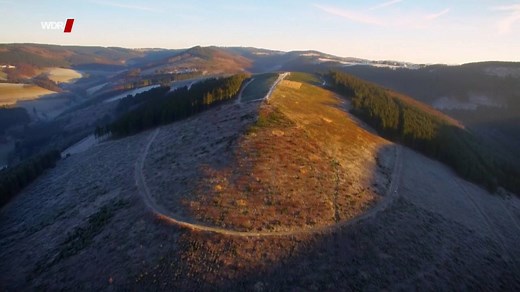 Meteorologen warnten schon Tage zuvor: Kyrill könnte der schlimmste Sturm seit Jahren werden. Trotzdem kam es zur Katastrophe: Am 18. Januar 2007 starben durch den Orkan allein in Nordrhein-Westfalen sechs Menschen. Die Doku "Kyrill – Ein Orkan fegt durchs Land": ➡ http://www1.wdr.de/fernsehen/doku-am-freitag/sendungen/kyrill-124.html ➡ https://youtu.be/MBATOX8Yw8g | WDR