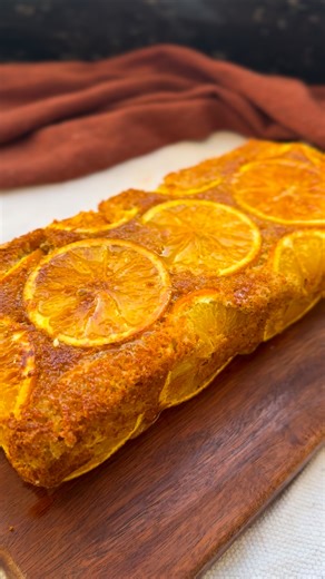 Bruna Nascimento on Instagram: "BOLO MOLHADINHO DE LARANJA 🍊 Observações: - Fatia de 100g = 138 cal. | 8,5g prot. - Peso do bolo inteiro = 600g - Descasque a laranja antes de fatiar para por na assadeira (para não amargar). - Assadeira tem dimensões 20x9x6 cm - Untei com azeite e polvilhei farinha de aveia - O tempo no forno pode variar conforme o seu forno. Se fizer me marca e me conta, em?!"