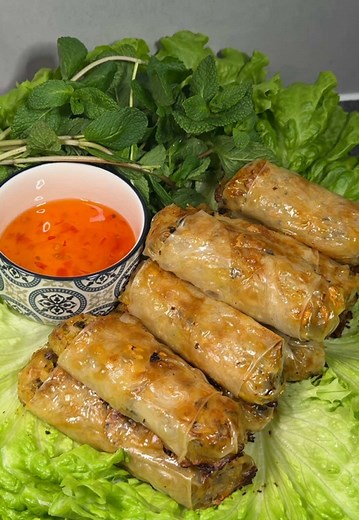 Nems croustillants au four 😍🤤 Bien dorés sans friture. La cuisine vietnamienne est un délice. Recette d’hiver à partager. Ingrédients : 500g de crevettes décortiquées 170g de pousses de soja 1 gros oignons 1 grosse carotte 50g de vermicelles de soja ou de riz 20g de champignon noir 3 à 4 càs de suce huître 5 càs sauce poisson 1 œuf Poivre Feuille de riz #nems #cuisinemaison #ideerepas #ideerecette #recettefacile