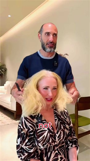 Transformación del cabello: De rizado a plateado saludable